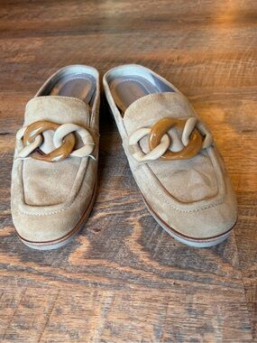 Bella Comforto Made in Portugal Tan Suede Chain-Detail Mules